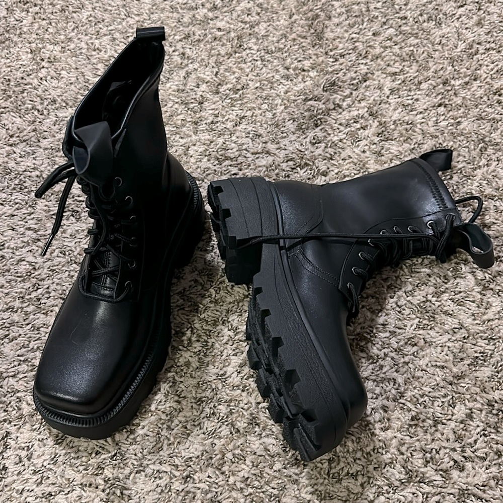 NEW Looks like summer combats boots black